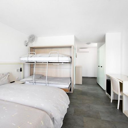 Hotel Du Port Villeneuve Kültér fotó