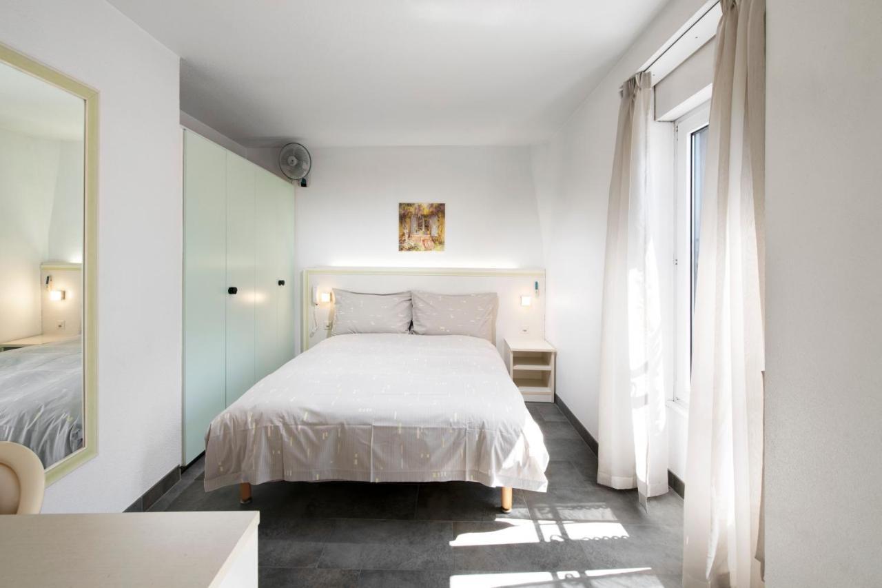 Hotel Du Port Villeneuve Kültér fotó