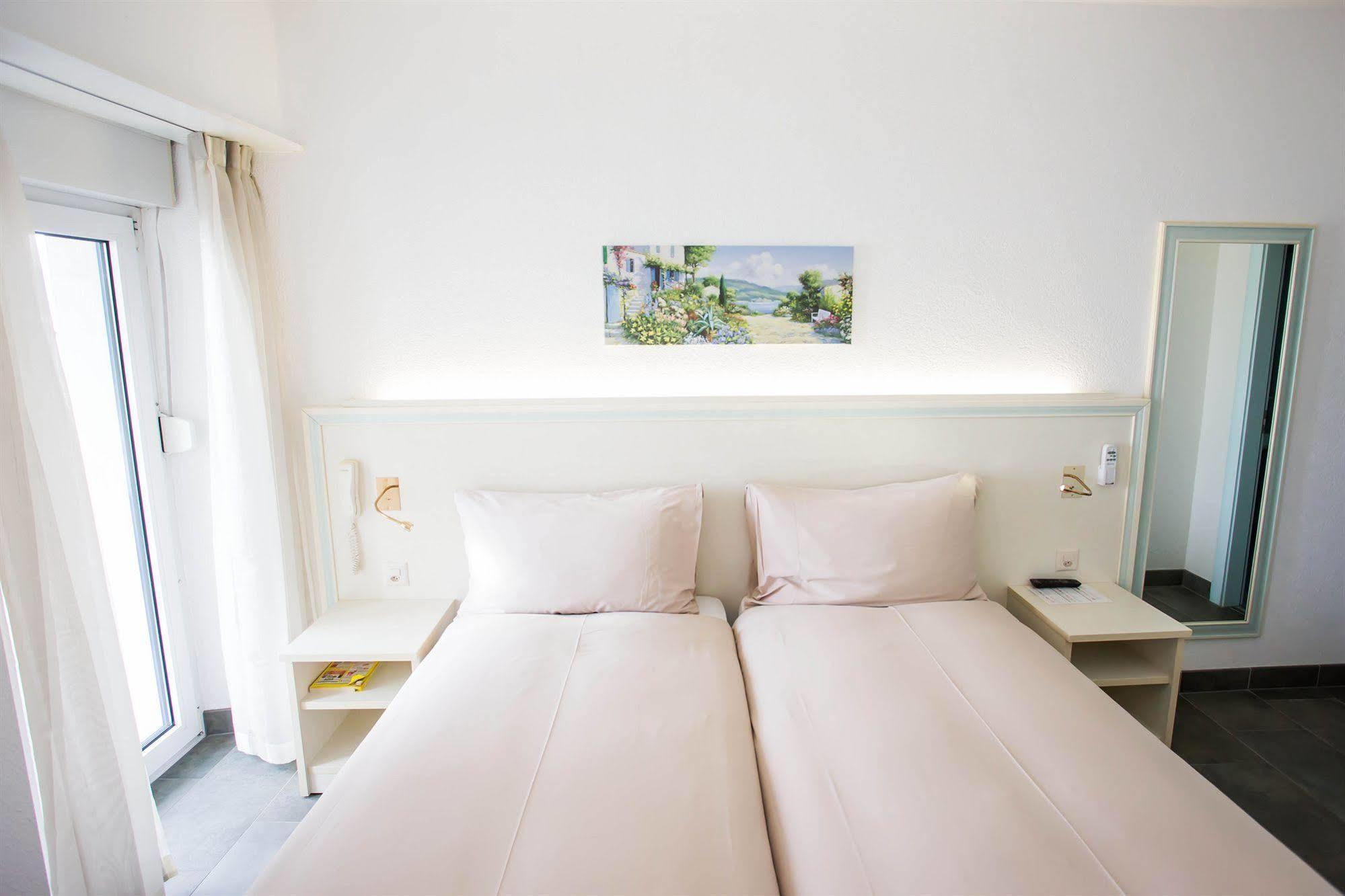 Hotel Du Port Villeneuve Kültér fotó