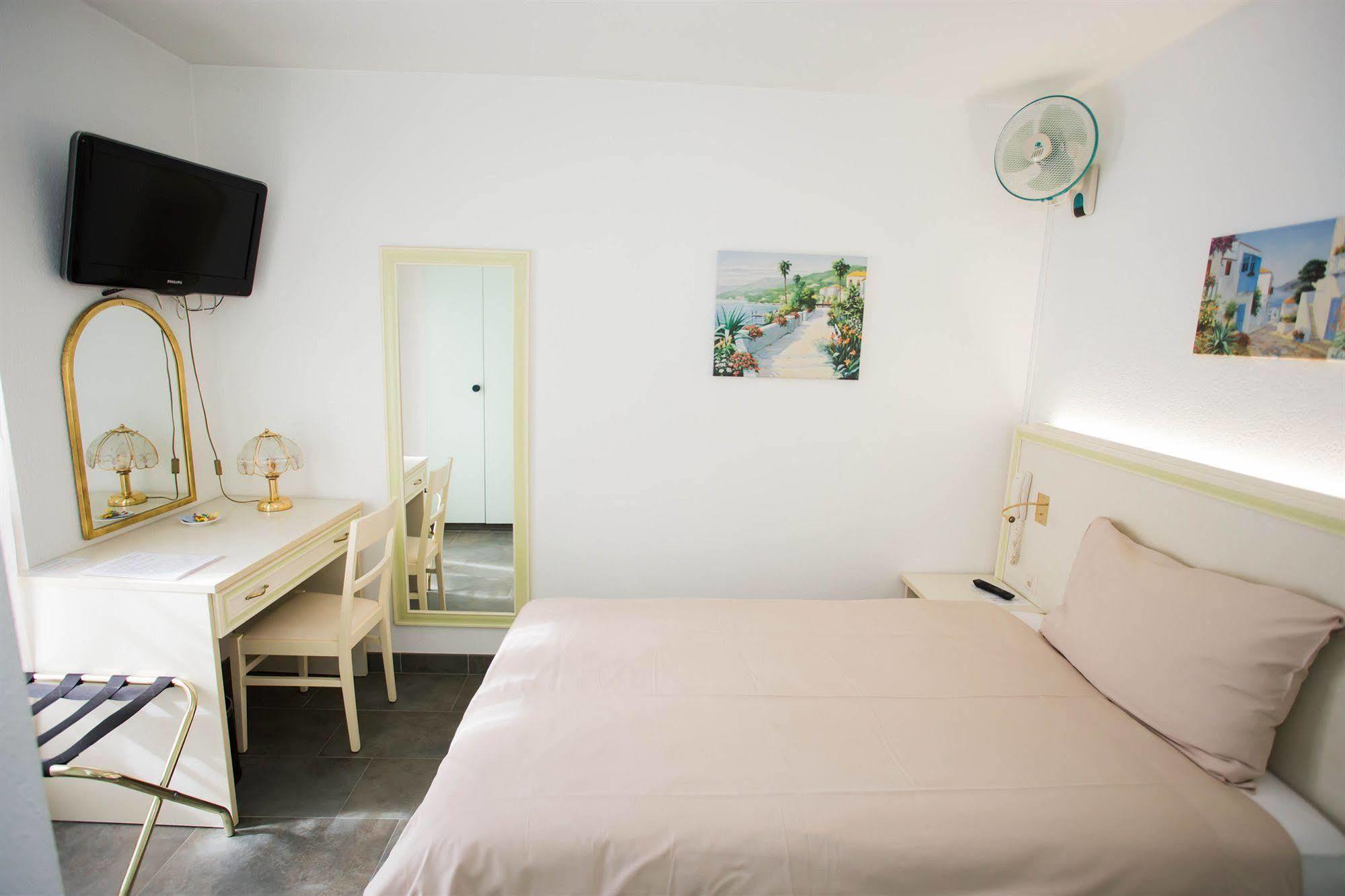 Hotel Du Port Villeneuve Kültér fotó