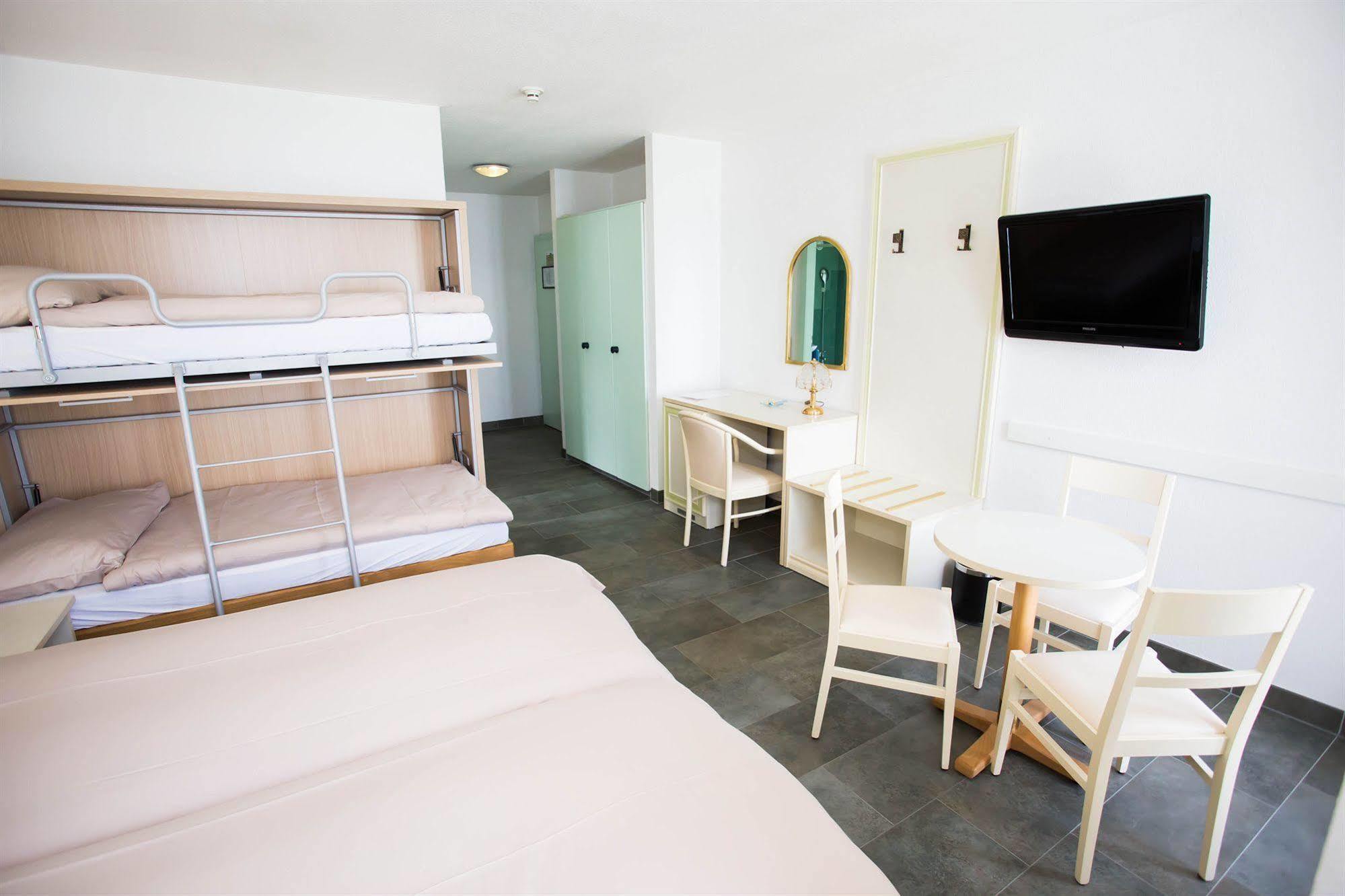 Hotel Du Port Villeneuve Kültér fotó