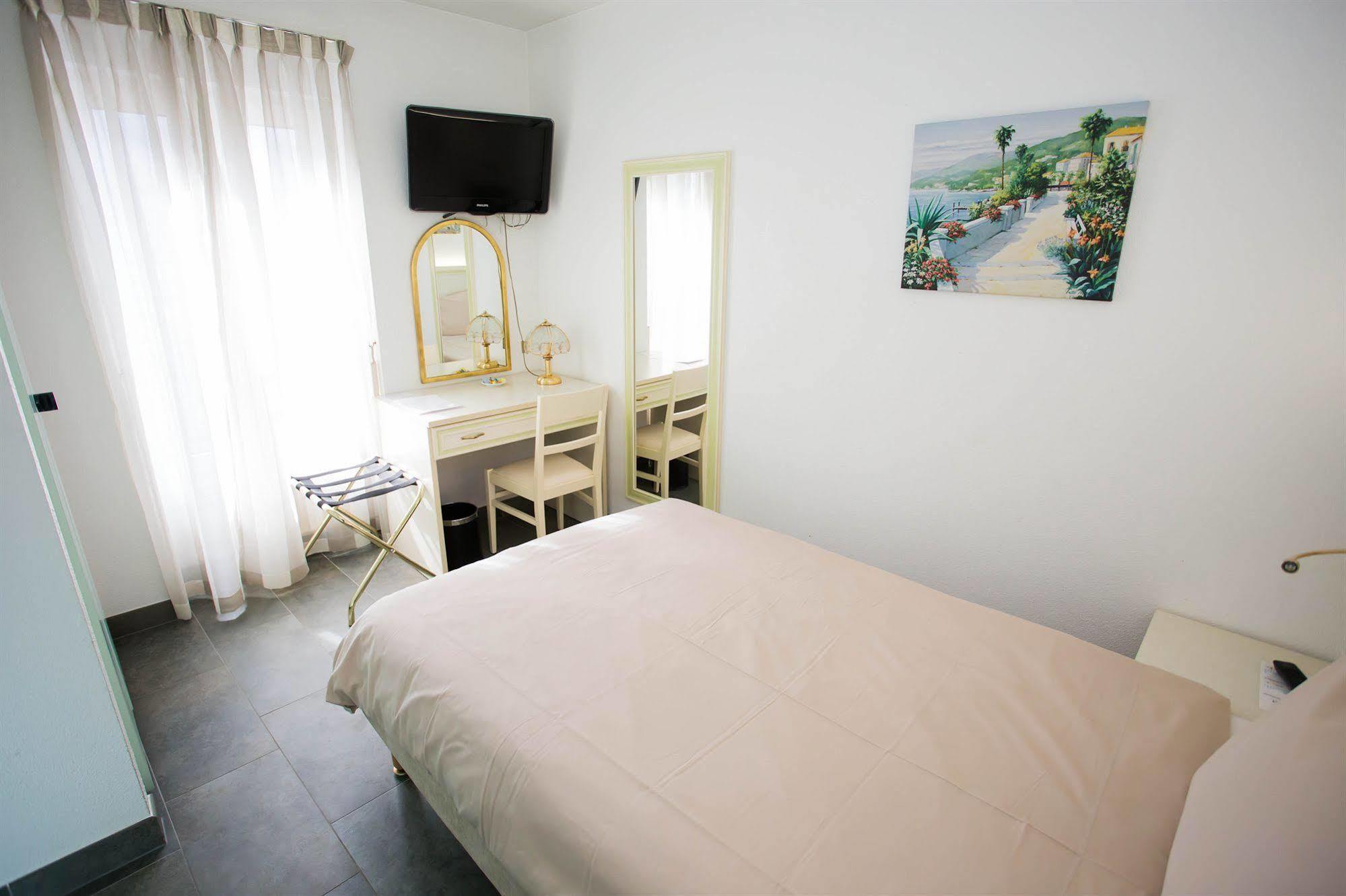Hotel Du Port Villeneuve Kültér fotó