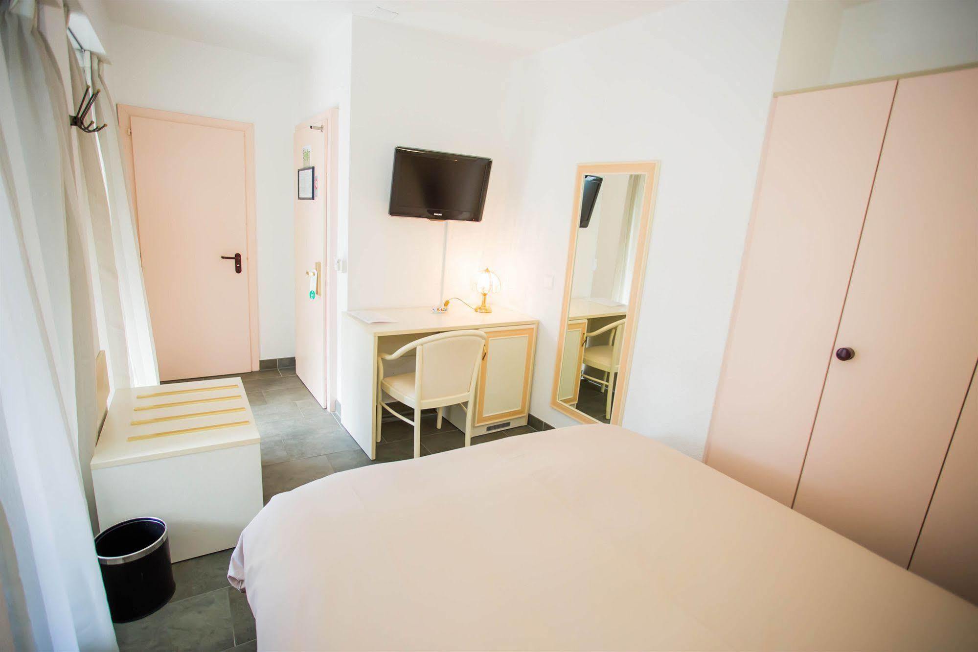 Hotel Du Port Villeneuve Kültér fotó
