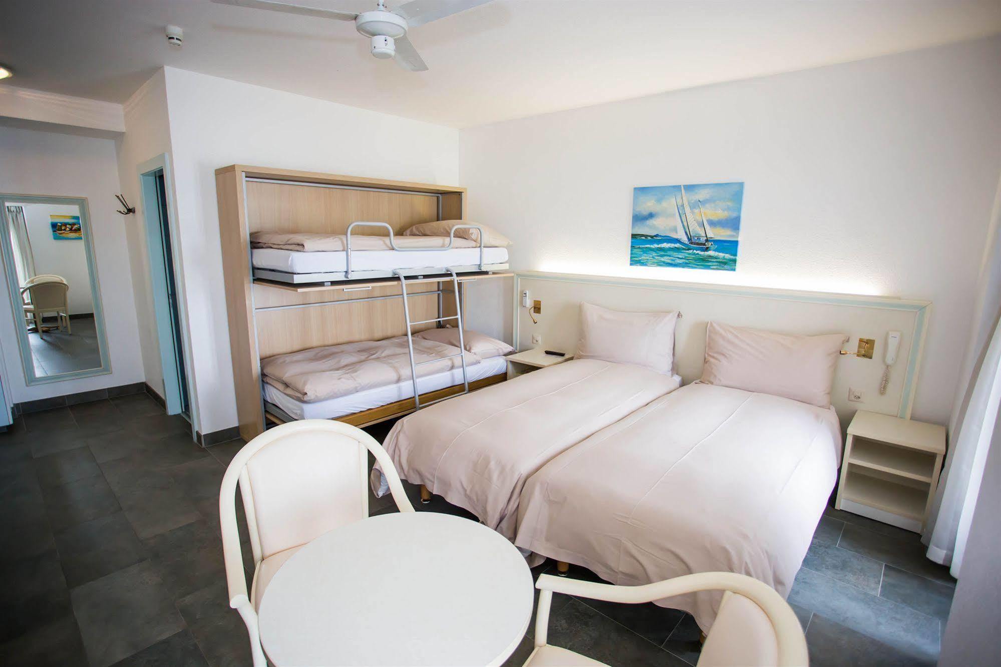 Hotel Du Port Villeneuve Kültér fotó
