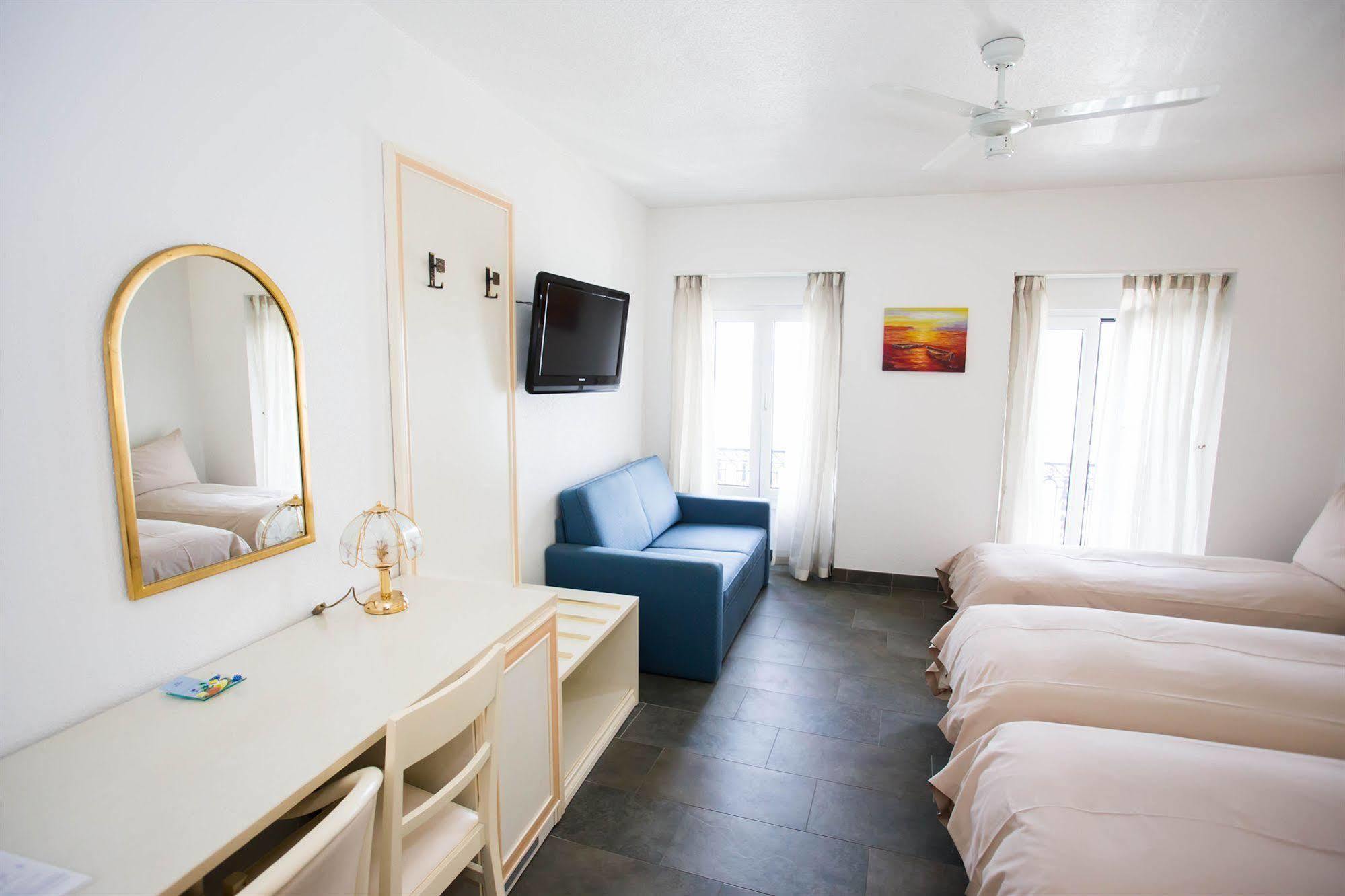 Hotel Du Port Villeneuve Kültér fotó