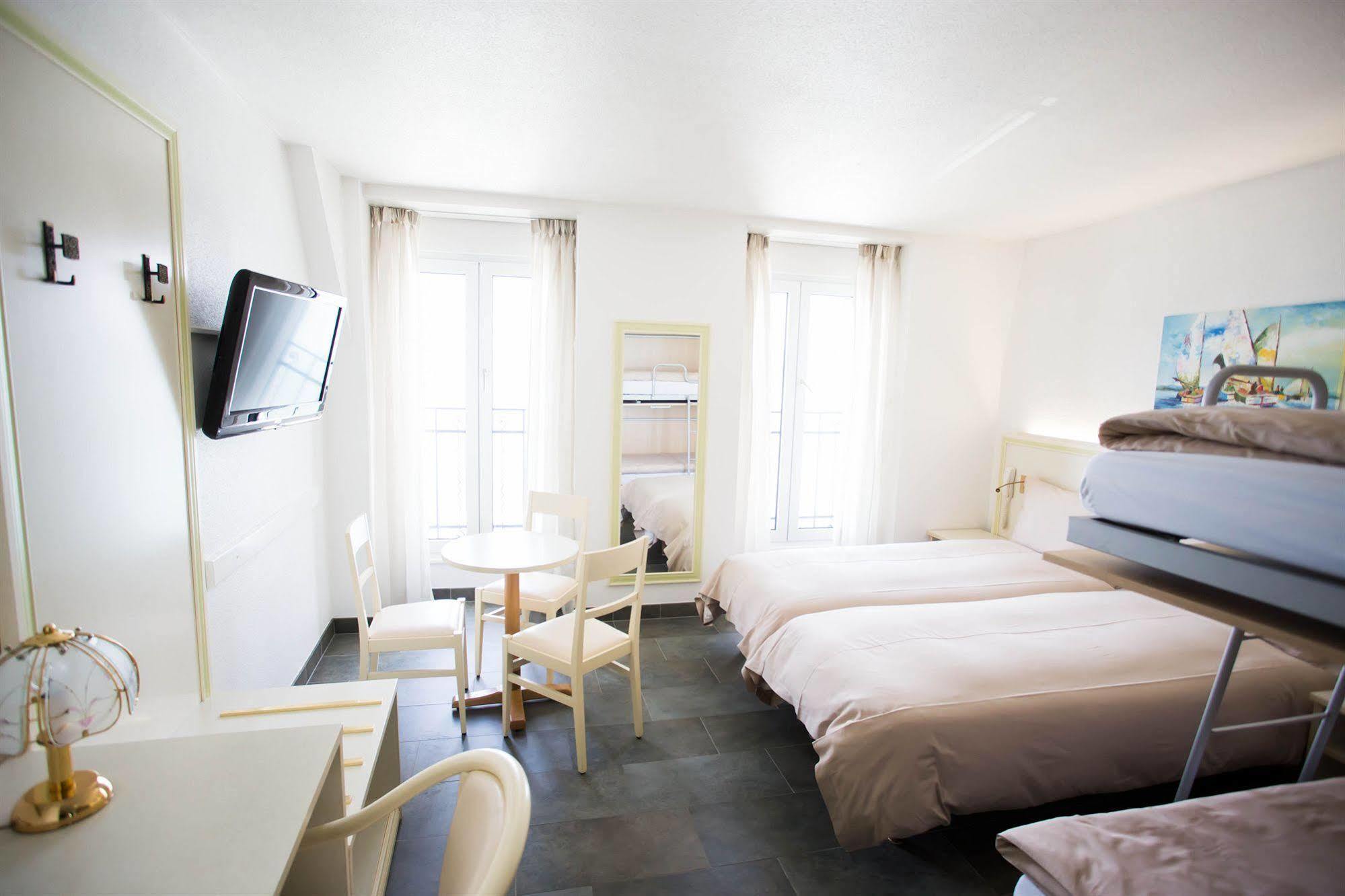 Hotel Du Port Villeneuve Kültér fotó